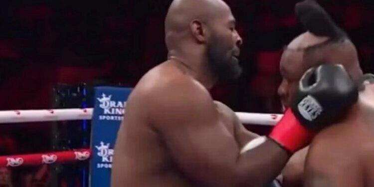 Boks: Ndodh edhe kjo, Miller goditet nga rivali… 'i fluturon' parrukja dhe e hedh tutje… (VIDEO)