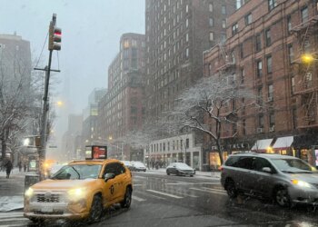 Bora e bardhë në Nju Jork dhe paralajmërime për stuhi, anulime fluturimesh dhe këshilla për kufizimin e udhëtimeve