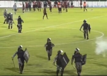 Brazil, tifozët përdorin dhunë ndaj rivalëve, policia ndërhyn në fushë për të qetësuar situatën.