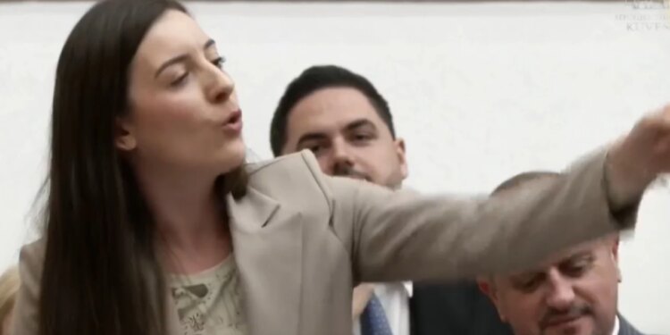 Çaushi sulmon Bardhin në Kuvend: O ylli i Fierit, doktori nuk të hoqi nga qarku për të më bërë mua qejf me Belinda Ballukun dhe Zegjinenë.