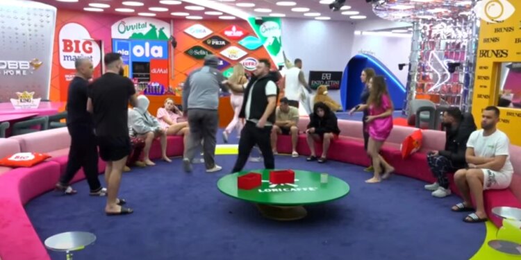 Çfarë po ndodh me Kristin? Banorët sugjerojnë: Ka shkelur rregullat, a ka ngjitur mbi mur?