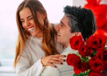 Dashuria, ndjesitë dhe algoritmet: Si po transformohen marrëdhëniet moderne dhe çfarë ndikimi ka komunikimi seksual përmes mesazheve në afërsinë mes njerëzve.