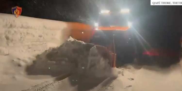 Dëbora bllokon rrugën, ndalohet qarkullimi i automjeteve në aksin Qafë Thore-Theth.