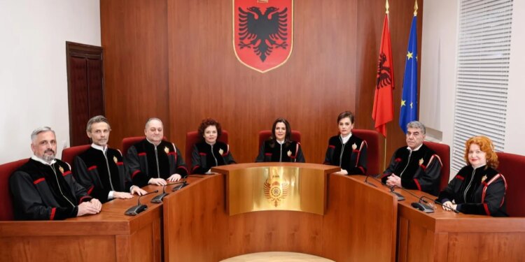 Deputetët fitojnë lirinë e shprehjes: Kushtetuesja anullon vendimin e Kuvendit mbi numrin e komisioneve parlamentare