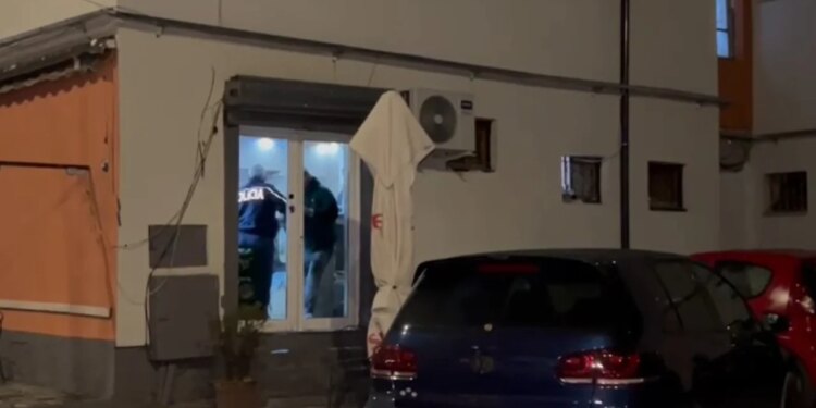 Detaje mbi ngjarjen me thikë në Korçë, dyshohet se i plagosuri ka vjedhur shtëpinë e një të moshuari 17-vjeçar.