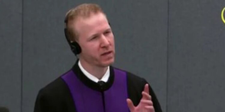 Diaspora drejt Hagës, shqiptarët protestojnë para Gjykatës Speciale për të mbështetur ish-udhëheqësit e UÇK-së.