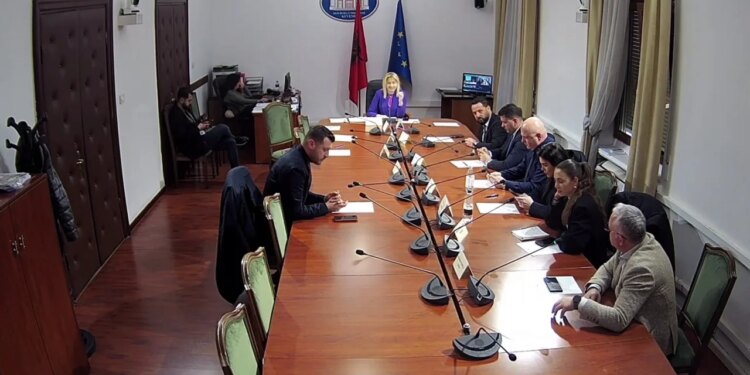 Diskutim mbi fjalorin e Gjuhës Shqipe: Komisioni i Kulturës debaton, mazhoranca kërkon një mundësi të re për hartuesit.