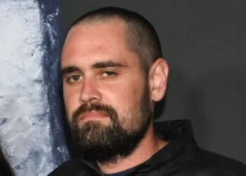 Djali i një regjisori të njohur hollywoodian shpallet i pafajshëm, pas rrezikut për dënim me vdekje për vrasjen e prindërve të tij.