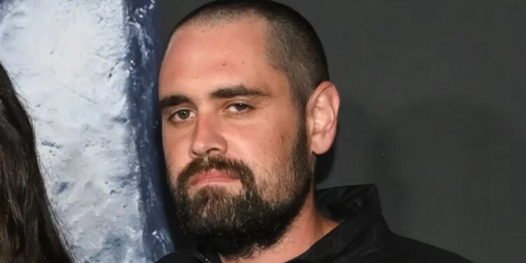 Djali i një regjisori të njohur hollywoodian shpallet i pafajshëm, pas rrezikut për dënim me vdekje për vrasjen e prindërve të tij.