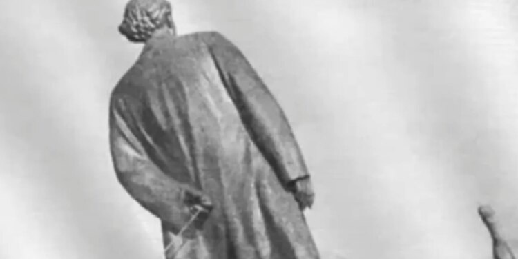 Dokumentet e publikuara në ekskluzivitet: Komiteti komunist ishte në dijeni për rrëzimin e bustit të Enver Hoxhës, Hekuran Isai informoi Ramiz Alinë dhe Adil Çarçanin.