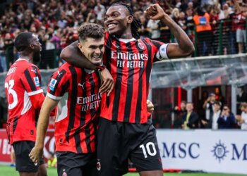 “Dridhet” Milani, gjigantët e Premier League në kërkim të yllit të kuqezinjve që po mendon për rinovimin.