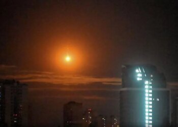 Dronët rusë sulmojnë infrastrukturën energjetike të Ukrainës, duke shkaktuar ndalime të energjisë në disa zona.