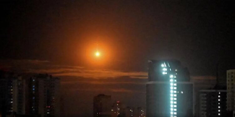 Dronët rusë sulmojnë infrastrukturën energjetike të Ukrainës, duke shkaktuar ndalime të energjisë në disa zona.