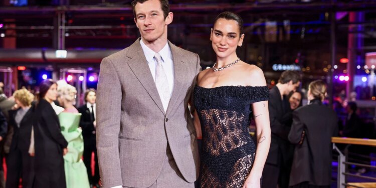 Dua Lipa paraqitet me një veshje transparente në Festivalin e Filmit në Berlin, duke e shoqëruar partnerin e saj Callum Turner në premierën e "Rosebush Pruning".