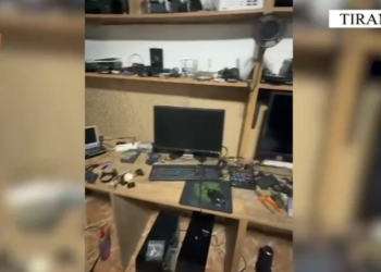 Dy kushërinj në Tiranë arrestohen për kthimin e banesës në laborator ekstazie