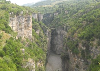 Dy të zhdukur në kanionet e Osumit, gomonia me 22-vjeçarin u përmbys gjatë operacioneve për 42-vjeçarin.