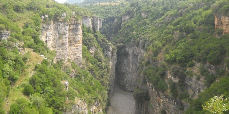 Dy të zhdukur në kanionet e Osumit, gomonia me 22-vjeçarin u përmbys gjatë operacioneve për 42-vjeçarin.