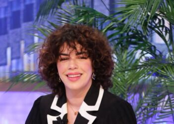 E dhimbshme! Këngëtarja e njohur shqiptare pëson humbje tragjike të babait të saj!