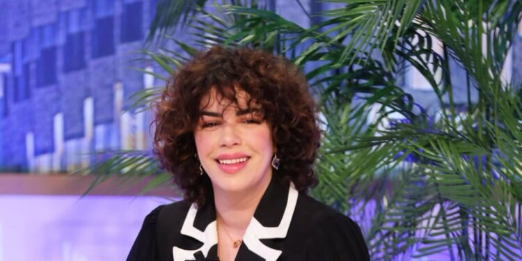 E dhimbshme! Këngëtarja e njohur shqiptare pëson humbje tragjike të babait të saj!