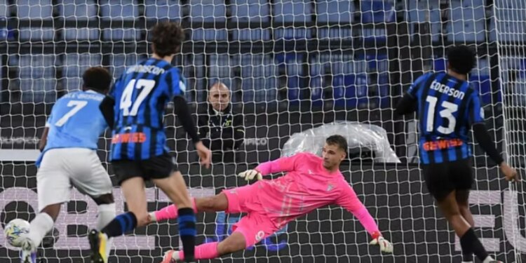Ederson dhe Zalewski mposhtin Lazion, Atalanta e Gjimshitit kalon Comon në renditje.
