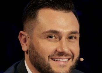 “Ejona, të dua!”/ Besi i dedikon një moment emocionues partneres gjatë koncertit