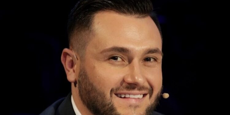 “Ejona, të dua!”/ Besi i dedikon një moment emocionues partneres gjatë koncertit