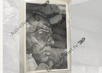 Ekskluzive: Nga inxhinieri mekanik në Francë në një fotograf të lirisë – Shihni fotot e rralla të rënies së bustit