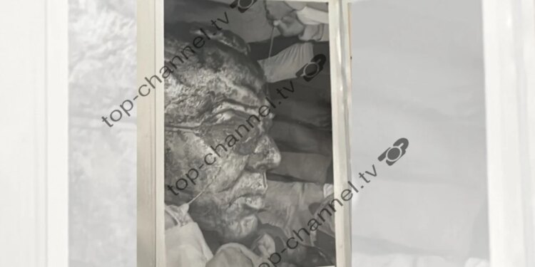 Ekskluzive: Nga inxhinieri mekanik në Francë në një fotograf të lirisë – Shihni fotot e rralla të rënies së bustit