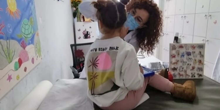 Elbasani përballet me gripin: Virusi shkakton sëmundje te banorët dhe stolis deri në kufijtë e kapaciteteve të spitaleve.