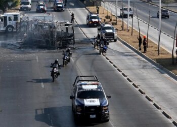 Eliminimi i liderit të kartelit të njohur të drogës ‘El Mencho’: Meksika në kaos, të shtëna në aeroport, fluturime të anuluara dhe bllokime trafiku.