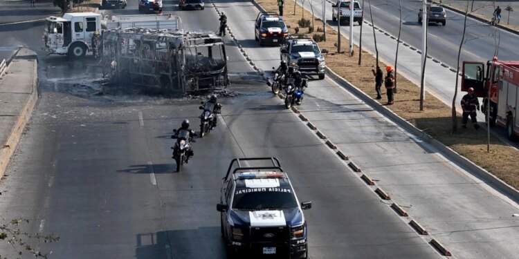 Eliminimi i liderit të kartelit të njohur të drogës ‘El Mencho’: Meksika në kaos, të shtëna në aeroport, fluturime të anuluara dhe bllokime trafiku.