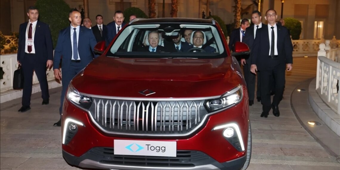 Erdogan i dhuron al-Sisi një makinë elektrike Togg, moment i veçantë gjatë shëtitjes së dy presidentëve në Kajro