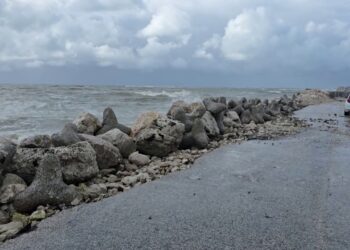 Erozioni rrezikon rrugën bregdetare në Durrës, dallgët e detit përkeqësojnë situatën në segmentin e Porto Romanos