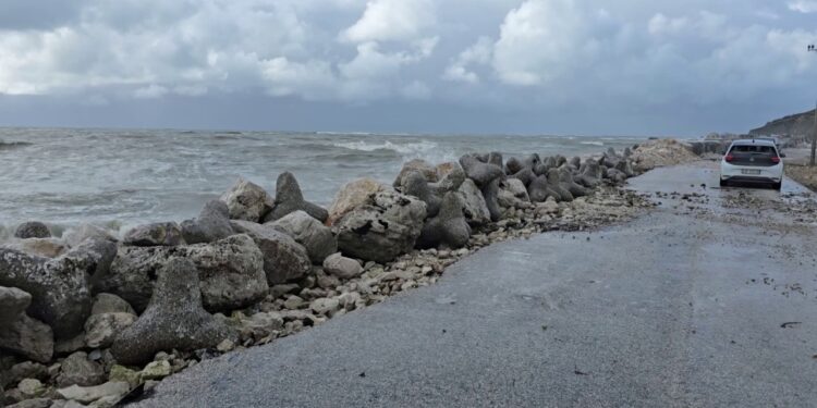 Erozioni rrezikon rrugën bregdetare në Durrës, dallgët e detit përkeqësojnë situatën në segmentin e Porto Romanos