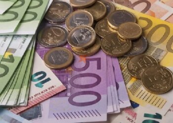 Euro arrin nivelin më të ulët, ekspertët thonë se remitancat e fillimvitit po e devalvojnë, pritet ulje edhe gjatë sezonit turistik.