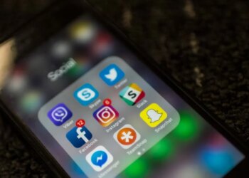 Europa lejon përdorimin e rrjeteve sociale për të rinjtë? Studimi: Rritja e problemeve psikologjike.