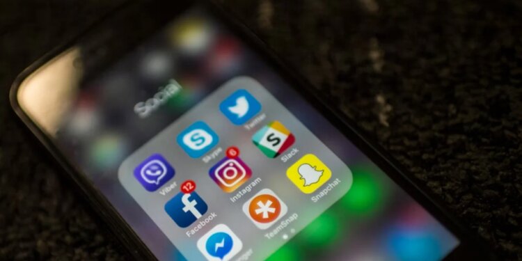 Europa lejon përdorimin e rrjeteve sociale për të rinjtë? Studimi: Rritja e problemeve psikologjike.