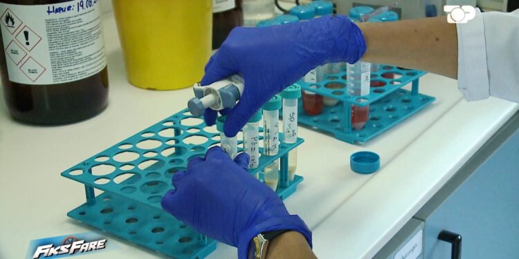 FIKS FARE: Ligji i heq të drejtën babait biologjik për të qenë prind. Fëmijët janë regjistruar me identitet të rremë, por drejtësia refuzon testin e ADN-së.