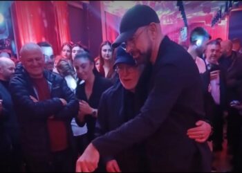 FOTO/80 Vjetori i Partizanit, Presidenti Demi dhe Olsi Rama festojnë së bashku me tortën...