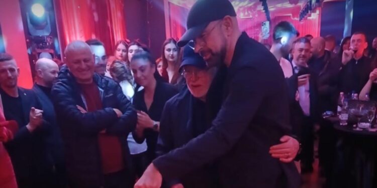 FOTO/80 Vjetori i Partizanit, Presidenti Demi dhe Olsi Rama festojnë së bashku me tortën...