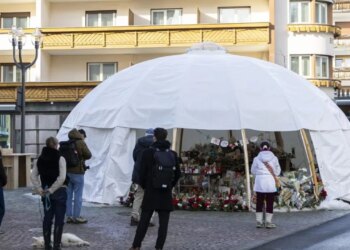 Flaka përfshin memorialin e viktimave në Crans-Montana, nuk ka raportime për të lënduar.