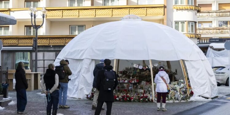 Flaka përfshin memorialin e viktimave në Crans-Montana, nuk ka raportime për të lënduar.