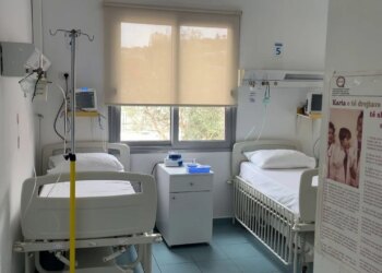 Fluks i madh në Pediatrinë e Vlorës: Më shumë se 60 fëmijë në ditë ndihmohen për viroza, mjekët raportojnë rritje të rasteve këtë vit.