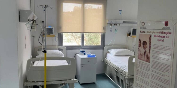 Fluks i madh në Pediatrinë e Vlorës: Më shumë se 60 fëmijë në ditë ndihmohen për viroza, mjekët raportojnë rritje të rasteve këtë vit.