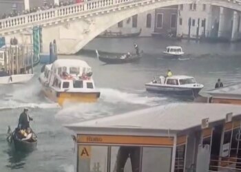 Frikë në Venecia: Skafi aksidentalisht përplaset me një varkë në ujërat e qytetit.