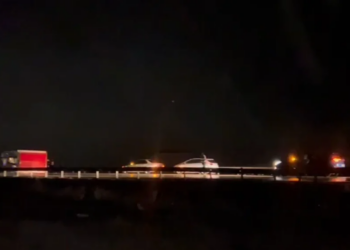 Fuqia e erës rritet në juglindje, rimorkio shkëputet nga kamioni dhe pengon qarkullimin në Korçë.