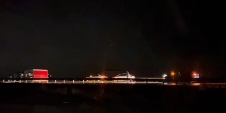 Fuqia e erës rritet në juglindje, rimorkio shkëputet nga kamioni dhe pengon qarkullimin në Korçë.