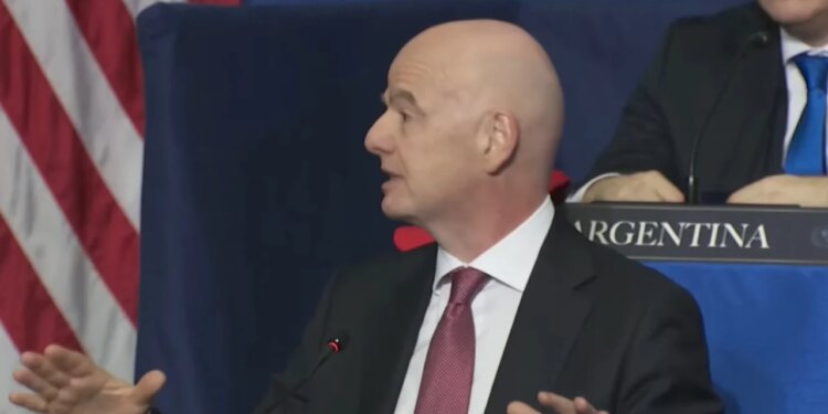 "Futbolli, gjuha universale për gjithë njerëzimin" / Infantino në Bordin e Paqes: Duhet të rivendosim besimin te njerëzit, jo vetëm të rindërtojmë shtëpitë dhe shkollat.