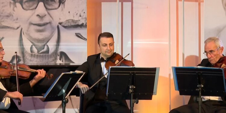 Gala në nder të Kadarenës, poezia dhe proza e shkrimtarit të njohur mbushin Teatrin e Operas dhe Baletit.