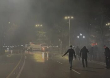 "Gaz lotsjellës përdoret në zyrat e selisë" / PD përgjigjet pas trazirave në protestë: Policia ndaloi edhe lutjet e besimtarëve myslimanë.